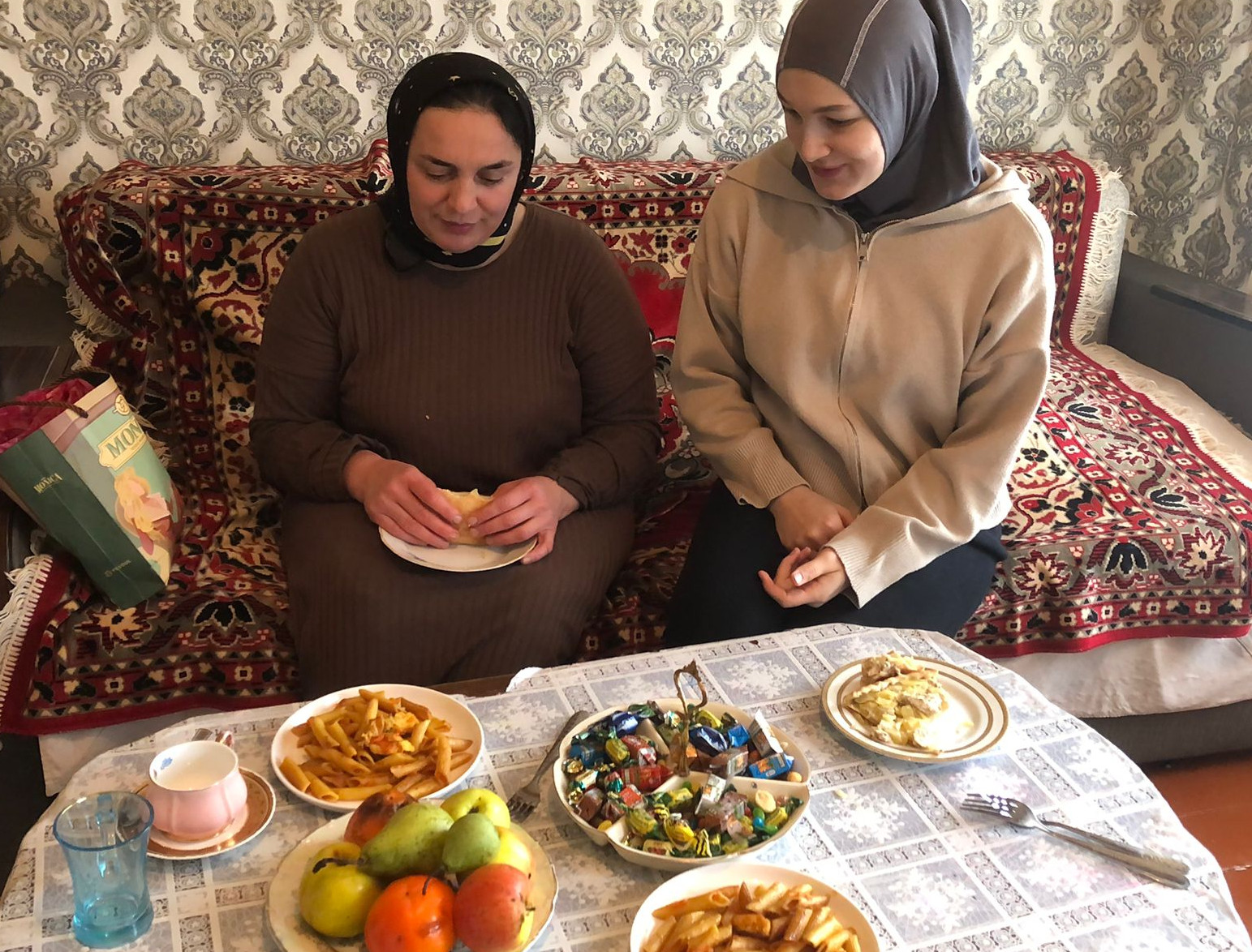 В Международный день инвалидов сотрудники Центра соцобслуживания населения в Дахадаевском районе посетили своих подопечных